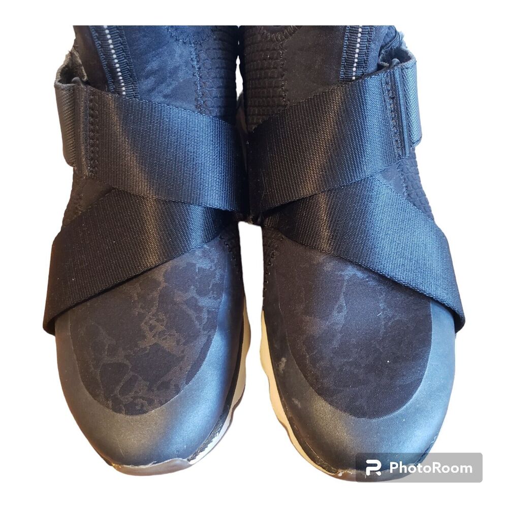 Sorel Kinetic Sneaker Black Straps Scalloped Soles Streetwear Women's Size 9